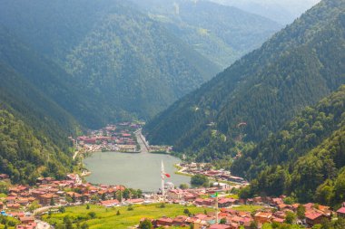 Tepelerden Uzungol manzarası. Orman kaplı dağlar ve Uzungol gölü. Trabzon arka planını ziyaret et.