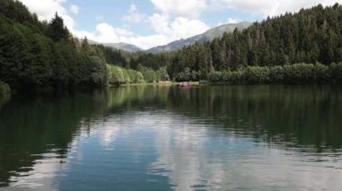 Dağların arasında, ormandaki gölün sakin suları. Peyzaj ya da doğa arkaplan 4k video. Artvin 'in Savsat ilçesine bağlı Karagol Sahara Milli Parkı.
