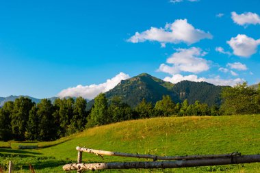 Kırsal bölge. Gün batımında çayırların ve ormanların manzarası dağlarla kaplıydı. Türkiye 'nin Savsat ilçesi Artvin.