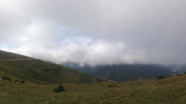 Tepelerin üzerinden bulutların hareketi. Peyzaj ya da doğa zaman çizelgesi.