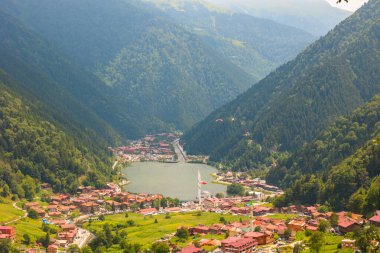 Uzungol, Trabzon Türkiye 'de. Uzungol kasabasının arka plan fotoğrafı. Trabzon konseptini ziyaret et.