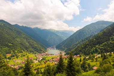 Tepeden Uzungol Kasabası manzarası. Trabzon arkaplan fotoğrafını ziyaret et.