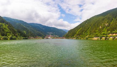 Trabzon Türkiye 'de Uzungol ilçe ve gölünün panoramik manzarası. Trabzon arkaplan fotoğrafını ziyaret et.