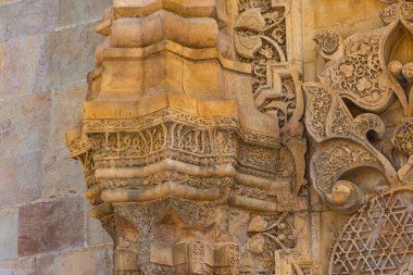 Büyük Divrigi Camii 'nin oyulmuş taş süslemelerinin ayrıntıları. İslami mimari. Sivas Türkiye - 6.26.2024