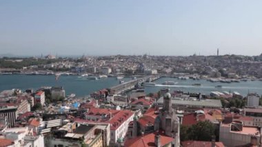 Gündüz vakti Galata Kulesi 'nden İstanbul manzarası. İstanbul konsept videosunu ziyaret et.