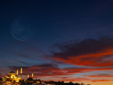 İslam ya da ramazan geçmişi. Günbatımında Süleyman Camii ve Hilal Ayı. Laylat al-Qadr veya kadir gecesi kavramı.