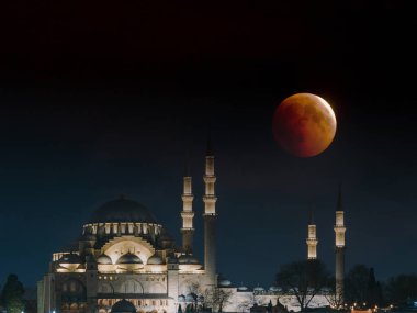 İslami konsept. Süleyman Camii ve Ay tutulması. Ramazan veya laylat al-Qadr veya kadir gecesi kavramı arka planı.