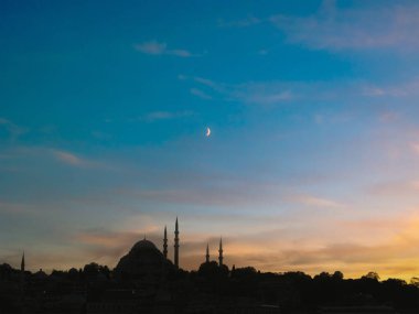 İslam ya da ramazan kavramı. Günbatımında Süleyman Camii 'nin silueti ve hilal ay..