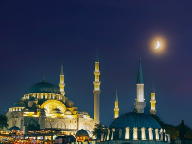 Ramazan, İslami veya Laylat el Kadir Kertenkele veya Kadir Gecesci konsept fotoğrafı. Süleyman ve Rustem Pasa Camii ve Hilal Ay.