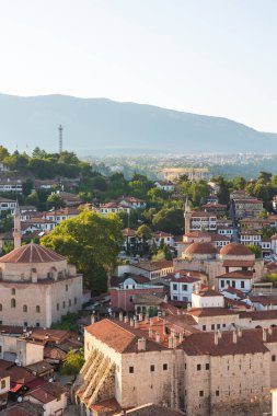 Gün batımında tarihi Safranbolu kasabası. Safranbolu arkaplan dikey fotoğrafını ziyaret et.