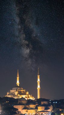 Fatih Camii ve Samanyolu. Ramazan veya İslami konsept arkaplan fotoğrafı.