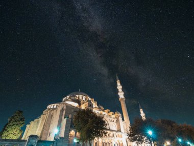 Samanyolu ile Süleyman Camii. Ramazan veya İslami kavram arkaplan resmi.