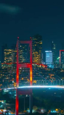 İstanbul zaman aşımı. Geceleyin Boğaziçi Köprüsü ve gökdelenlerin dikey zaman çizelgesi görüntüleri.