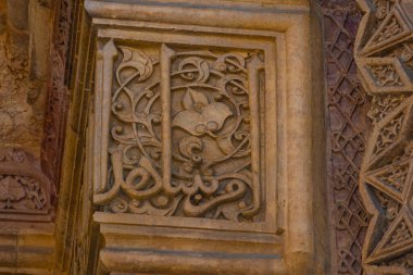Sivas Türkiye 'deki Büyük Divrigi Camii' nin oyulmuş taş süslemelerinin ayrıntıları.