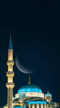 Eminonu Yeni Camii ve Hilal Ayı. Metin için kopyalama alanı olan Ramazan veya İslami konsept dikey fotoğraf.