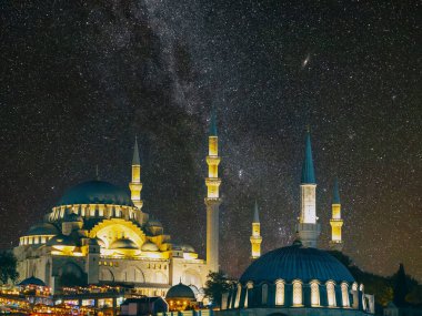 Yıldızlı bir gecede Süleyman ve Rustem Pasa Camii. İslami veya ramazan konsept fotoğraf.