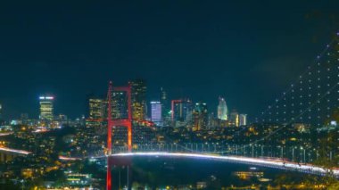 İstanbul 'da gece. İstanbul Boğazı Köprüsü ve şehir manzarası 4K 'lık zaman aşımına uğradı.