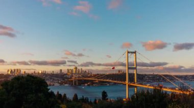 İstanbul zaman dilimi videosu. Günbegün İstanbul manzarası Boğaz Köprüsü ve gökdelenlerle.