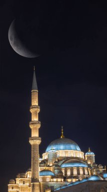 Eminonu Yeni Camii ve Hilal Ayı. İslami ya da laik el Kadir konsepti resmi.