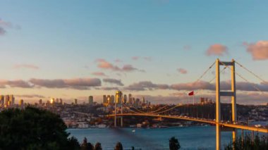 İstanbul ve Boğaz Köprüsü 'nün gece gündüz videosu. İstanbul 'da zaman aşımı.