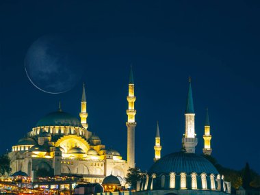 Süleyman ve Hilal Paşa Camii geceleri hilal halindedir. Ramazan, İslami veya laylat al-Qadr veya kadir gecesi konsept fotoğrafı.