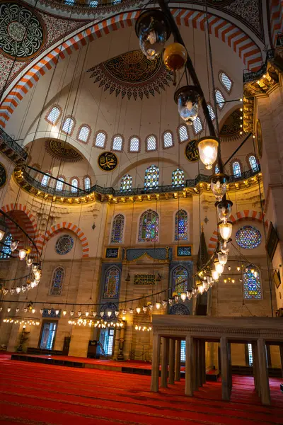 Süleyman Camii 'nin iç manzarası. Ramazan veya İslami arkaplan fotoğrafı. İstanbul Türkiye - 7.3.2024