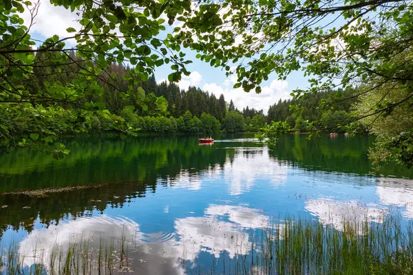 Karagol Gölü, Karagol Sahra Ulusal Parkı ve teknedeki insanlar. Savsat Artvin Turkey - 8.2024