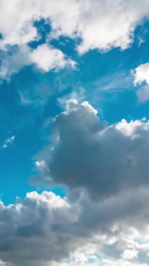 Zaman atlamalı dikey videoyu bulutlandırır. Peyzaj ya da hava tahmini arka plan zaman çizelgesi.