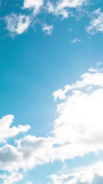 Hava tahmini konsepti dikey zaman aşımı videosu. Bulutların ve güneşin hareketi.