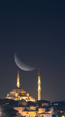 Fatih Camii ve Hilal Ayı. Ramazan veya laylat al-Qadr veya İslami konsept dikey fotoğraf.