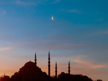 Günbatımında hilal ay olan Süleyman Camii 'nin silueti. Ramazan, İslami veya laylat al-Qadr veya kadir geci konsept resmi.
