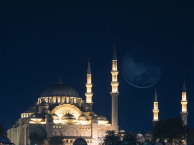 Geceleri hilal ay olan bir cami. İslami veya ramazan veya laylat al-Qadr veya kadir gecgeci kavramı arkaplan resmi.