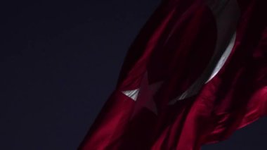 Geceleri Türk Bayrağı sallıyor. Türkiye 'nin ulusal bayram konsepti 4k video.
