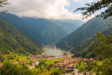 Tepelerden Uzungol manzarası. Trabzon 'un arka plan fotoğrafını ziyaret et. Türkiye 'nin Karadeniz bölgesi.