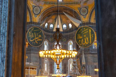 İslami ya da ramazan fotoğrafı. Ayasofya Camii 'nin ya da Ayasofya' nın iç manzarası. İstanbul Türkiye - 7.3.2024