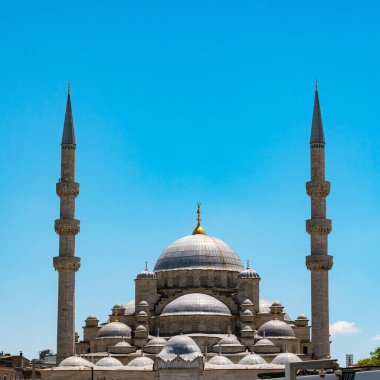 İstanbul 'daki Yeni Cami veya Eminonu Yeni Camii. İstanbul 'un arka plan fotoğrafını ziyaret et. Ramazan veya İslami konsept fotoğrafı.