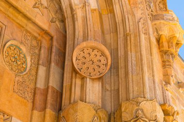 Sivas Türkiye 'deki Büyük Cami ve Divrigi Hastanesi portalındaki dekorasyon ve desenler.