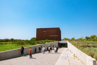 Truva Müzesi. Gündüz ziyaretçileri var. Çanakkale Türkiye - 4.13.2024