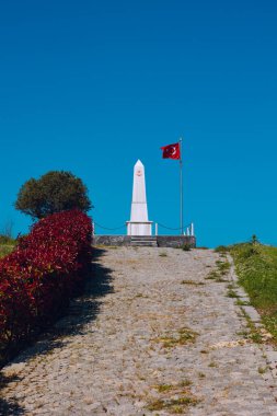 Gelibolu 'da Türk Bayrağı taşıyan Degirmentepe Sehitligi veya Degirmentepe Şehitleri Mezarlığı