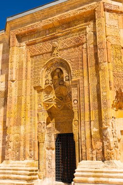 Divrigi Ulucamii olarak da bilinen Büyük Cami 'nin kapısındaki dua eden adamın gölgesi..