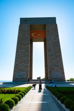 Canakkale Şehitleri Anıtı ya da Canakkale Sehitleri Aniti ya da Ziyaretçilerle beraber. Çanakkale Türkiye - 4.14.2024
