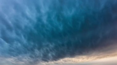 Mammatus Bulutu 'nun hızlandırılmış videosu. Bulutların hareketi.