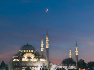 Günbatımında gökyüzünde hilal olan Süleyman Camii. Ramazan veya İslami veya laylat al-Qadr veya kadir gecesi arkaplan resmi.