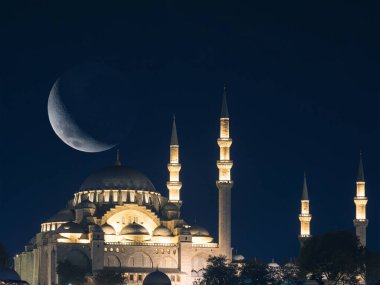 Hilal ay ve camii ile İslami veya Ramazan konsepti. Katman al-Qadr ya da kadir gecesi konsept resmi.