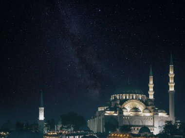 Yıldızlı geceli camiler. Ramazan veya laylat al-Qadr veya kadir geci konsept resmi.
