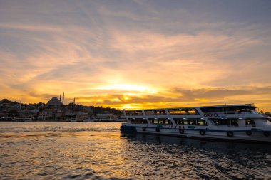 Süleyman Camii ve gün batımında feribot. İstanbul 'un arka plan fotoğrafını ziyaret et. İstanbul Türkiye - 10.14.2024