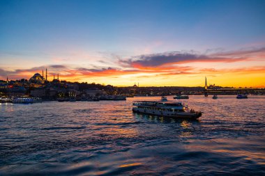 İstanbul konsept fotoğrafını ziyaret edin. Günbatımında Süleyman Camii ve Haliç manzarası. İstanbul Türkiye - 10.14.2024