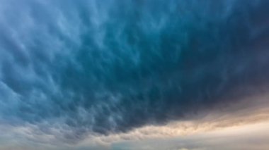 Mammatus ya da Mamma Bulutları 'nın hızlandırılmış videosu. Doğa 4k zaman ayarlı video.