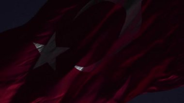 Geceleri Türk Bayrağı sallıyor. Türkiye 'nin ulusal bayram konsepti 4k video.