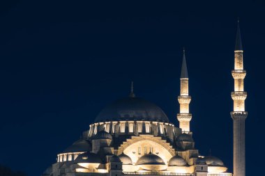 Geceleyin Süleyman Camii. Metin için kopyalama alanı olan Ramazan veya İslami arkaplan fotoğrafı.
